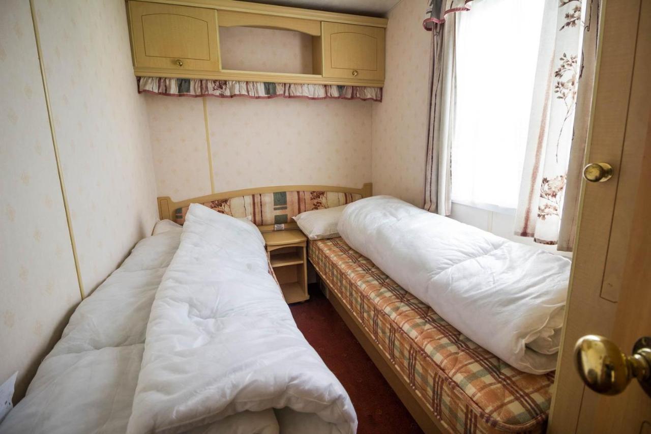 6 Berth Caravan With Decking Nearby Heacham Beach In Norfolk Ref 21047A Hotel Bagian luar foto