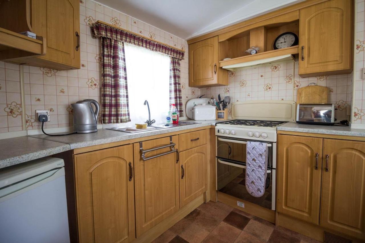 6 Berth Caravan With Decking Nearby Heacham Beach In Norfolk Ref 21047A Hotel Bagian luar foto