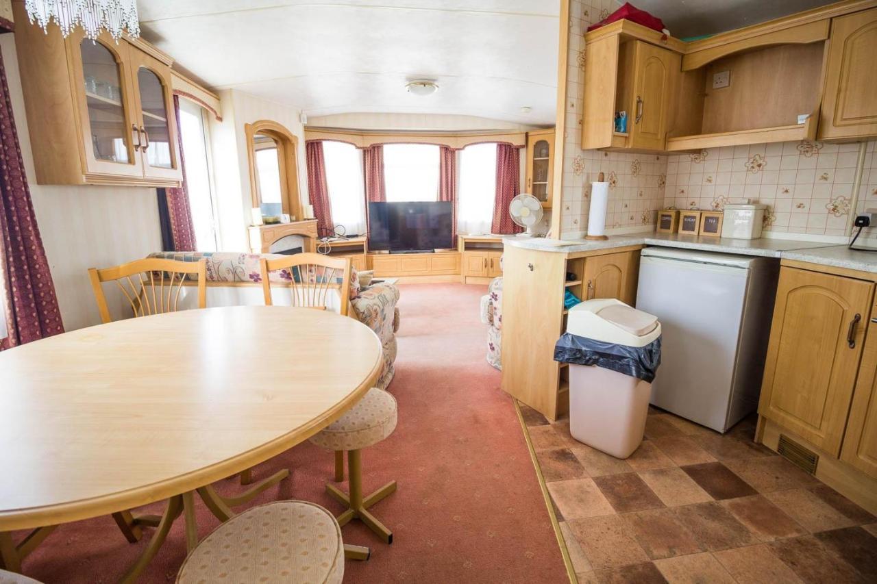 6 Berth Caravan With Decking Nearby Heacham Beach In Norfolk Ref 21047A Hotel Bagian luar foto